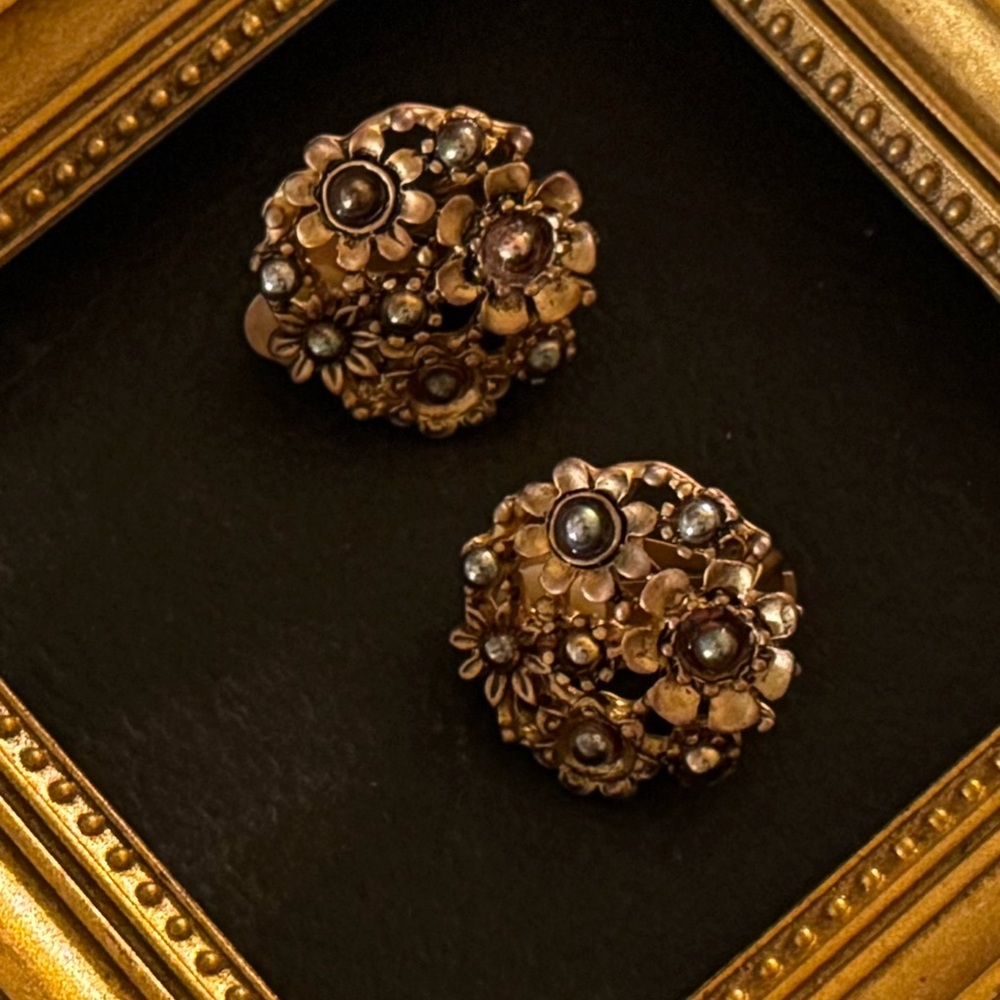 VTG Gorgeous Brassy Gold Floral Cluster w/ Grey Pearls Earrings - Picture 11 of 16